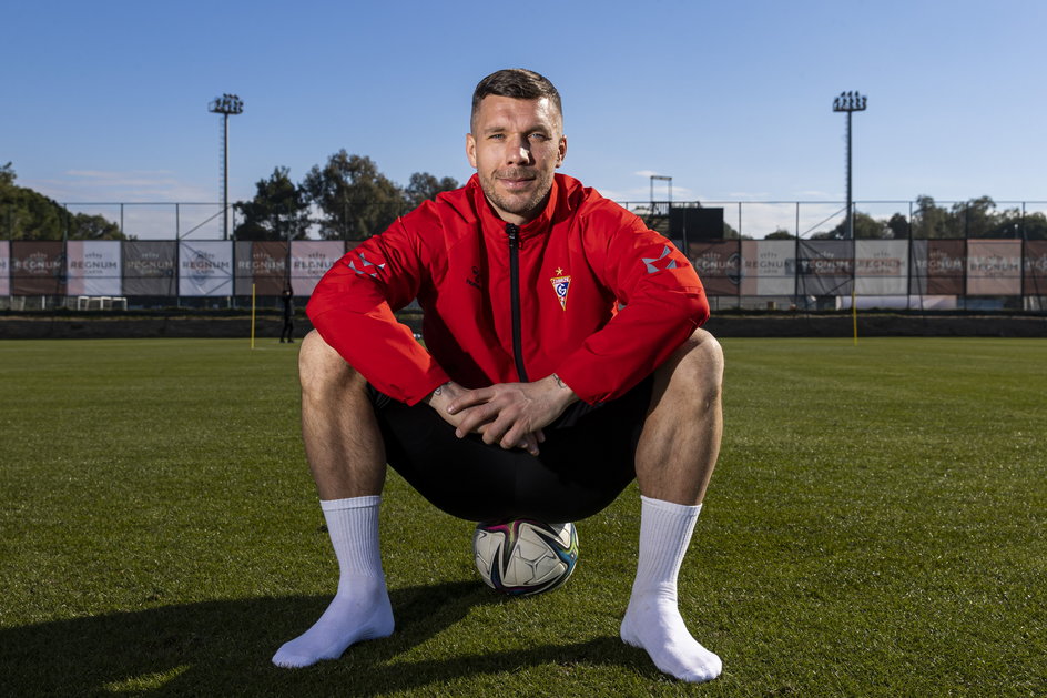 Lukas Podolski to mistrz świata z 2014 roku, brązowy medalista z mundialów w 2006 i 2010, srebrny medalista z EURO 2008. W reprezentacji Niemiec zagrał 130razy, zdobył 49 bramek.
