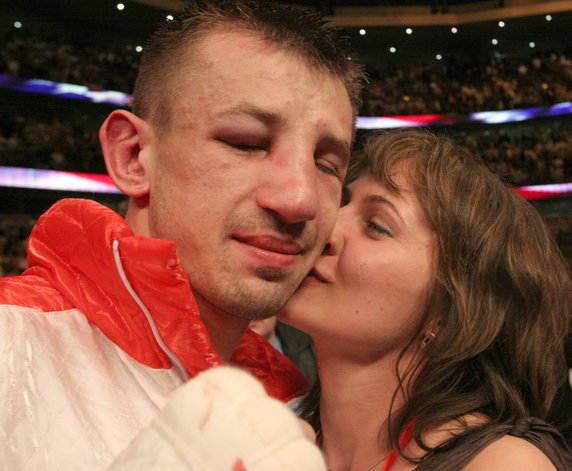Tomasz Adamek z żoną Barbarą w 2005 r. po tym, jak został mistrzem świata organizacji WBC w wadze półciężkiej