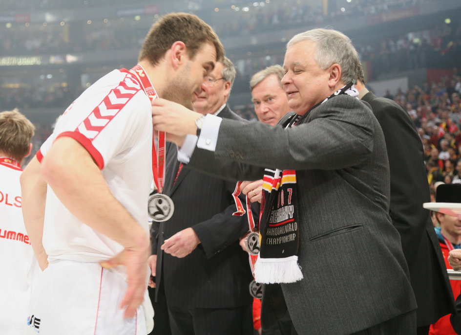 Lech Kaczyński wręcza srebrny medal MŚ Bartoszowi Jureckiemu