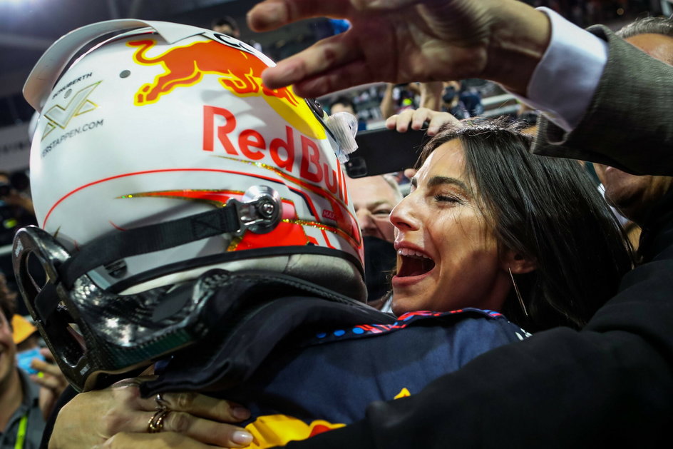 Kelly Piquet cieszy się z sukcesu Maxa Verstappena