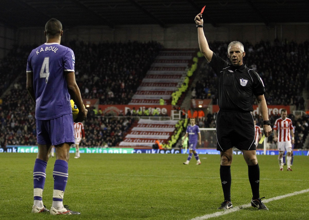 Chris Foy (P) pokazuje czerwoną kartkę Younesowi Kaboulowi