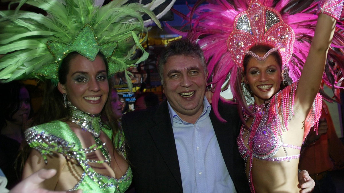 Antoni Ptak w otoczeniu tancerek z zespołu So Samba na wieczorze brazylijskim w pubie Tiger, luty 2004 r.