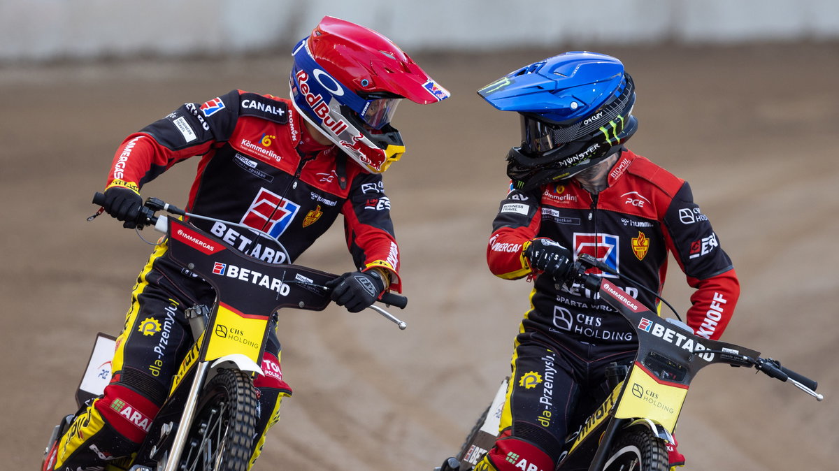 Maciej Janowski (czerwony kask) i Tai Woffinden (niebieski kask)