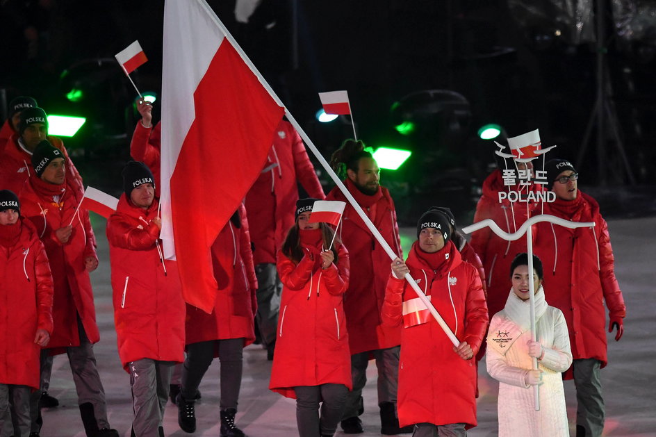 Kamil Rosiek jako chorąży paraolimpijskiej reprezentacji Polski w Pjongczangu