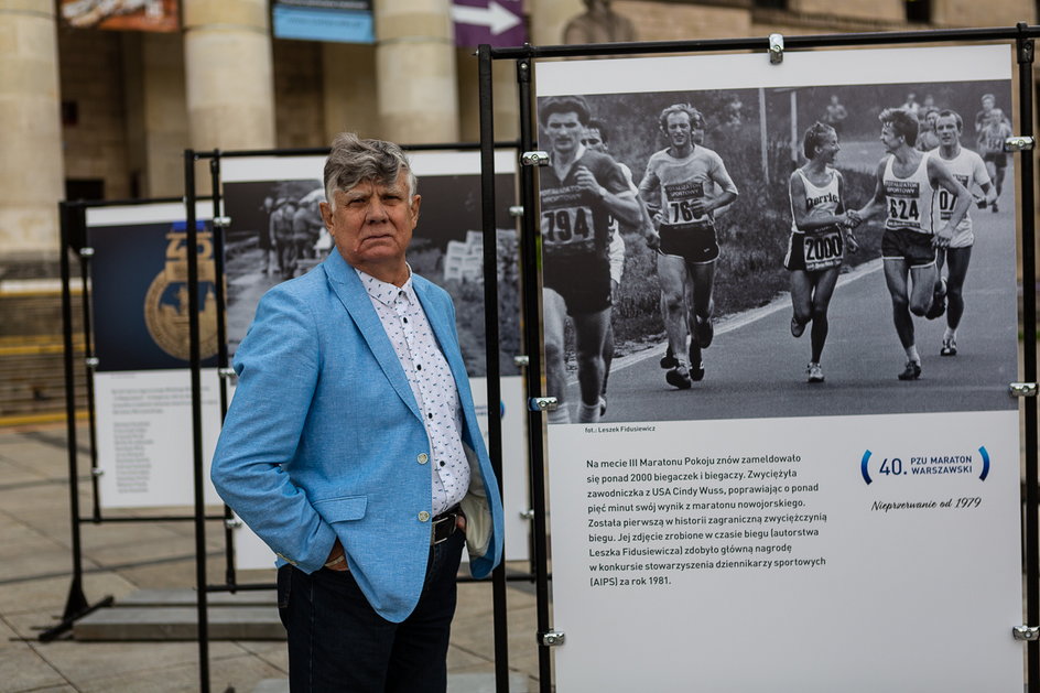 Leszek Fidusiewicz obok zdjęcia z Maratonu Pokoju, które zapewniło mu zwycięstwo w konkursie AIPS