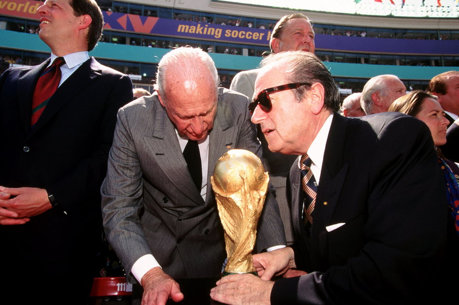 Joao Havelange i Sepp Blatter z Pucharem Świata, USA 1994 r.