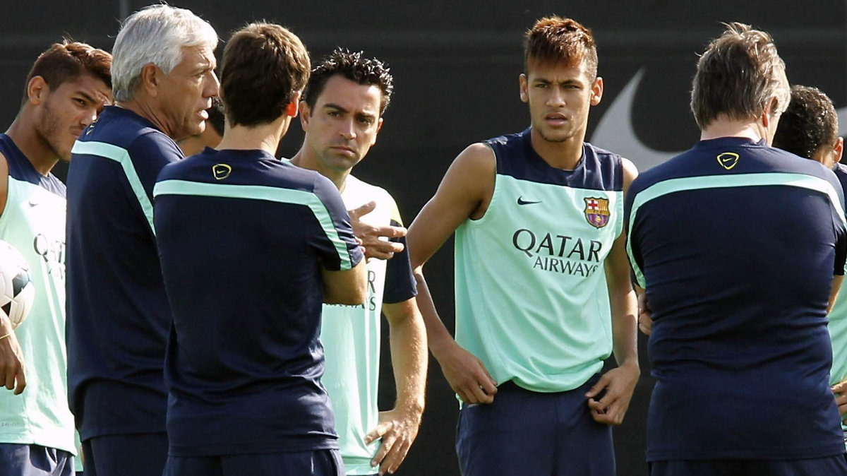 Xavi (C) obok niego Neymar