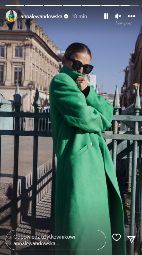 Anna Lewandowska w zielonym płaszczu