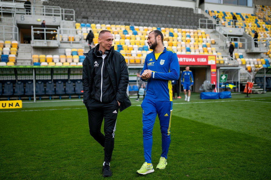 W szatni Arki Gdynia są jeszcze zawodnicy, którzy pamiętają wspólną grę z Adamem Marciniakiem (z lewej). Jednym z nich jest Marcus Da Silva. (27.04.2022 r., Arka Gdynia 2:0 ŁKS).