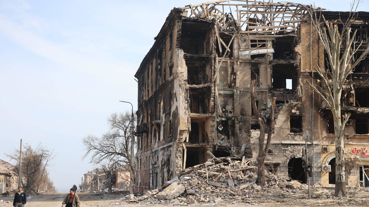 Zbombardowany budynek w Mariupolu