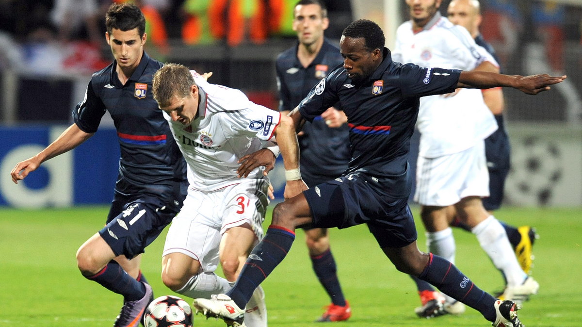 Maxime Gonalons i Sidney Govou (Olympique Lyon) oraz Bastian Schweinsteiger (Bayern Monachium)