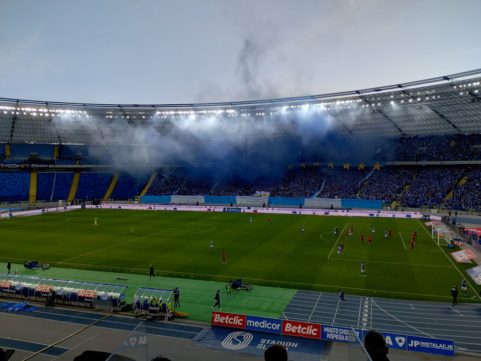 Kibice Ruchu podczas prezentacji przed Wielkimi Derbami Śląska