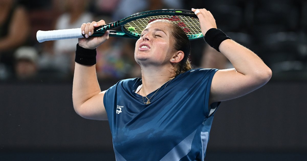 Sceny w meczu Jeleny Ostapenko w AO. Padła jak rażona piorunem po ciosie w twarz