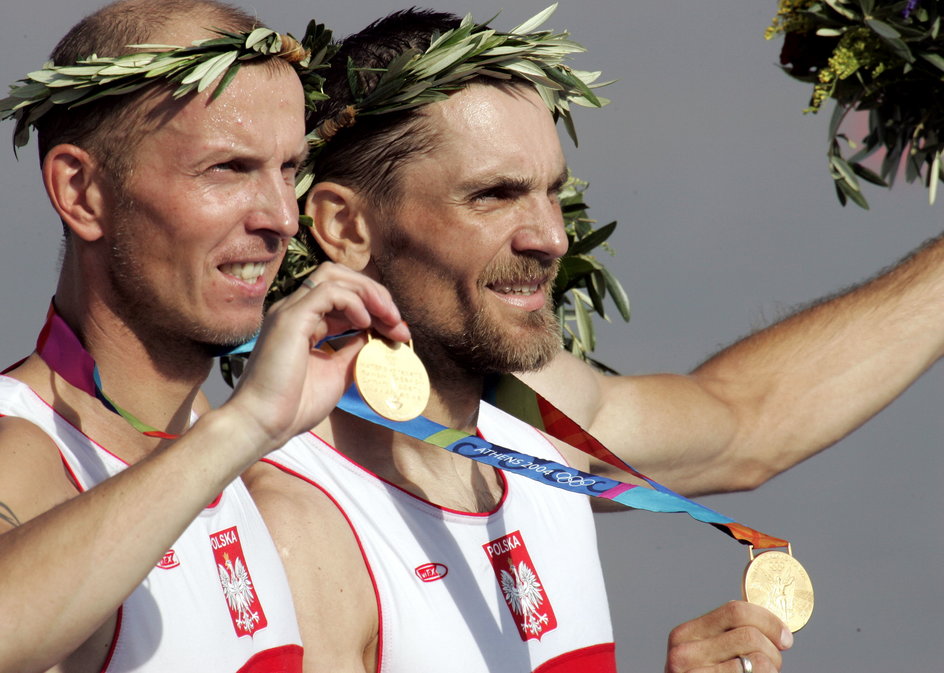 Tomasz Kucharski (z prawej) i Robert Sycz prezentują złote medale wywalczone w 2004 roku na igrzyskach olimpijskich w Atenach.