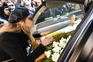 Arianna Mihajlović dotyka trumny zmarłego męża