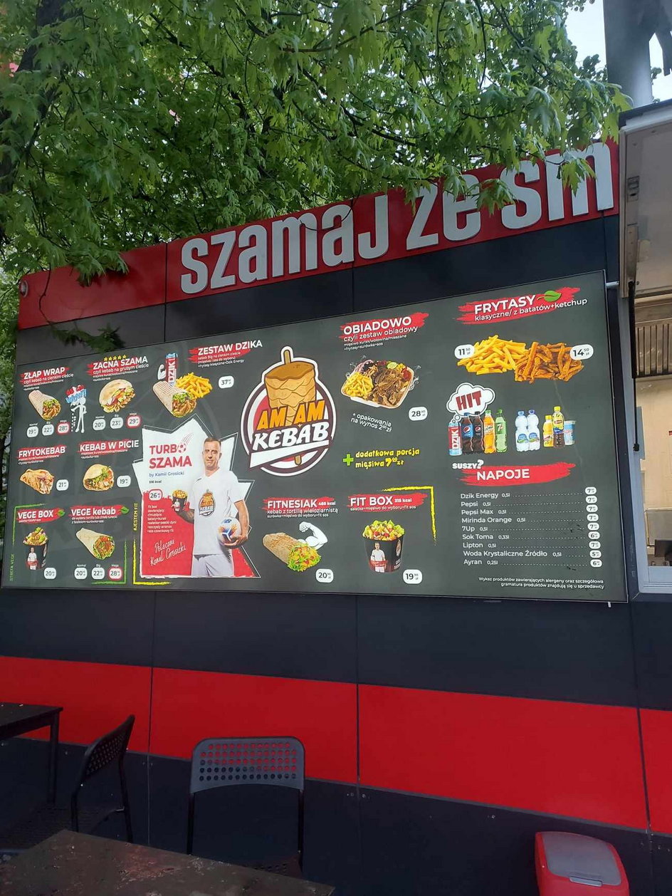 Lokal Am Am Kebab i Kamil Grosicki reklamujący "Turbo Szamę"