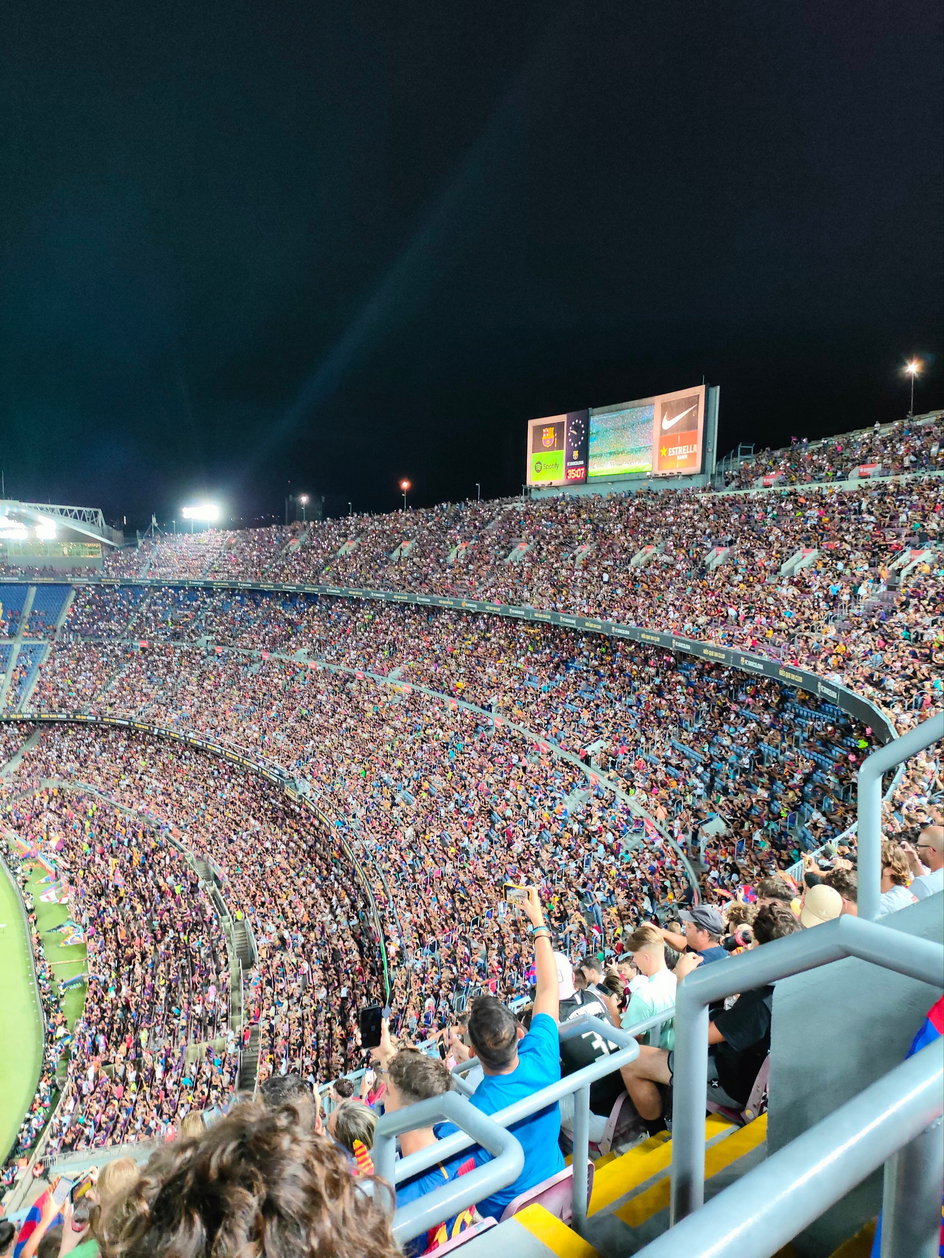 Prawie wypełnione Camp Nou robi wrażenie