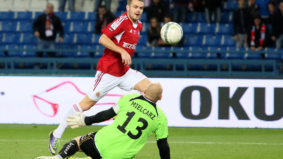 Paweł Brożek strzela Widzewowi gola na 2:0