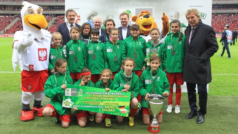 Zwycięska drużyna dziewcząt U-12