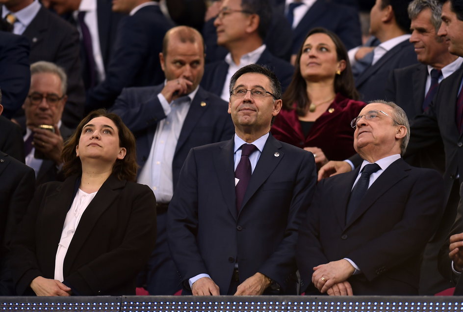 Prezydenci Barcelony i Realu, Josep Maria Bartomeu (w środku) i Florentino Pérez (z prawej), nie mają powodów do radości