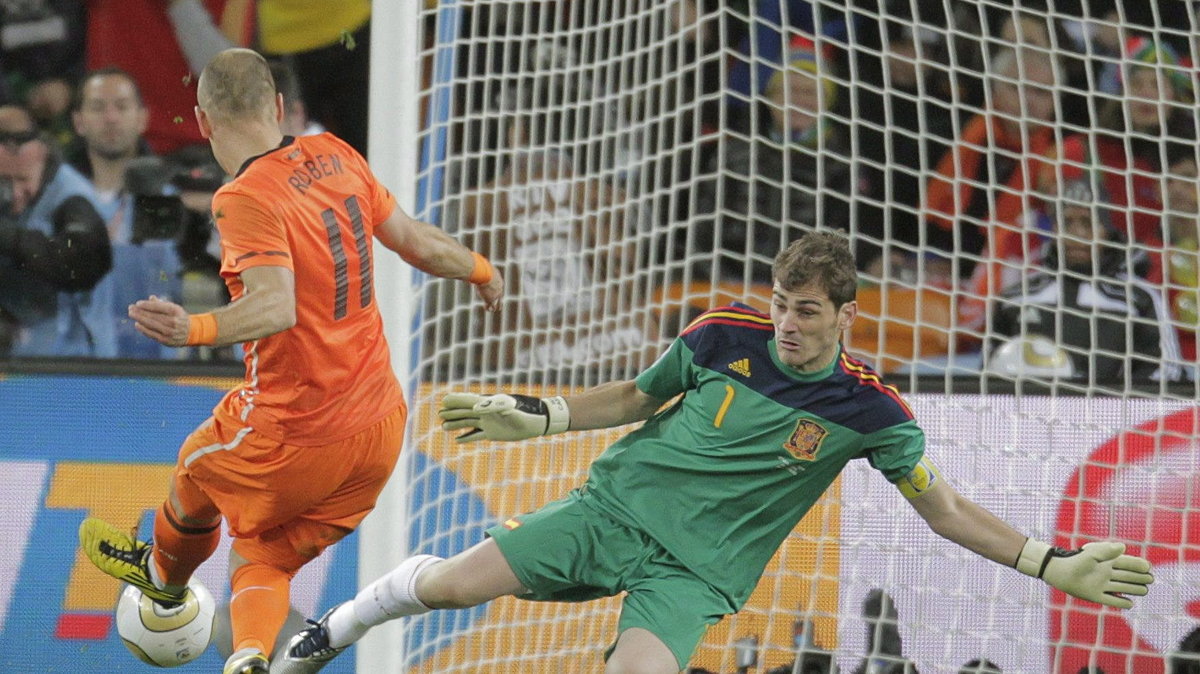 W ten sposób Iker Casillas powstrzymał jeden z ataków Arjena Robbena