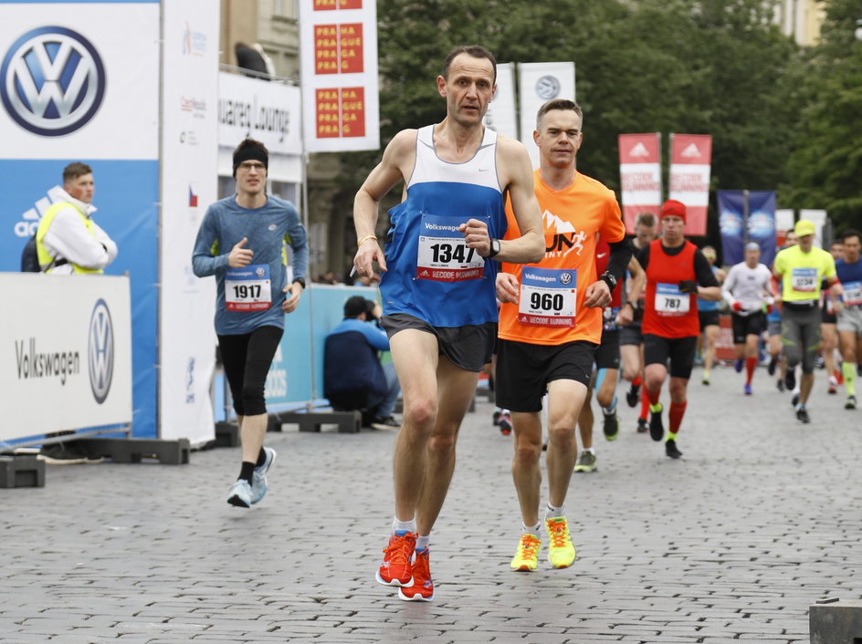 Podczas maratonu, na praskim bruku i asfalcie, pomarańczowe Saucony Kinvara 10 spisały się bez zarzutu