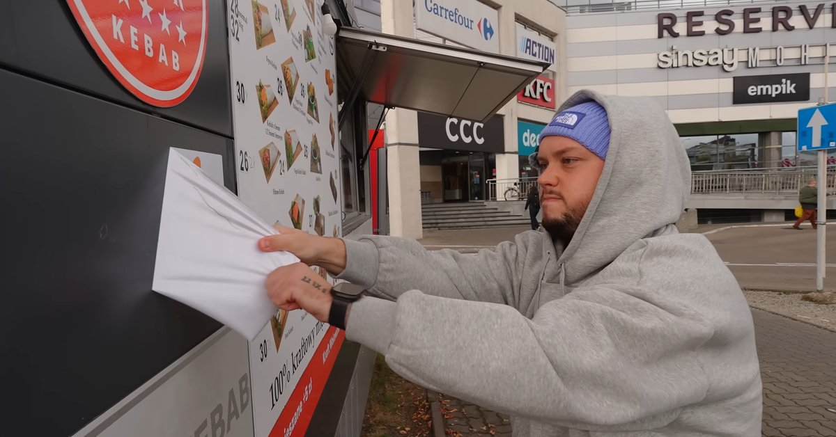 Książulo nie wytrzymał i zerwał naklejkę MUALA. Oto powód