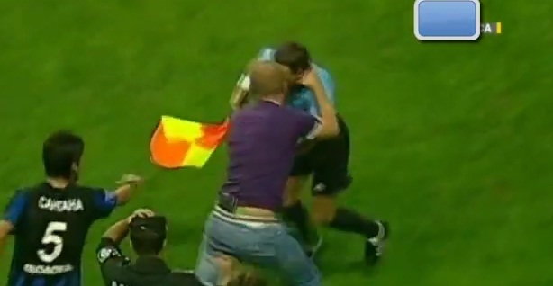 Szalony kibic chciał udusić arbitra