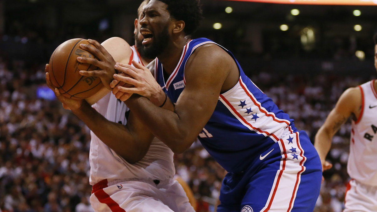 Joel Embiid (z prawej) w walce z Markiem Gasolem