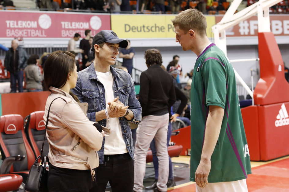 Robert Lewandowski i Adam Waczyński przed meczem Bayern - Unicaja Malaga w 2017 roku