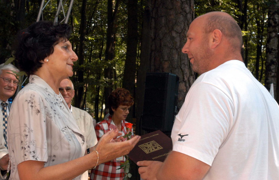 Szymon Ziólkowski odbiera nominację olimpijską od prezes PZLA Ireny Kirszenstein-Szewińskiej (2004 r.)