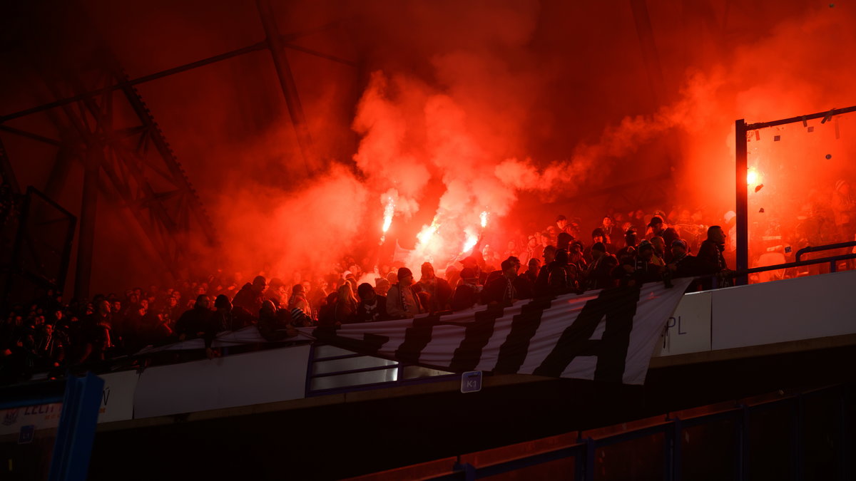 Race rzucane na murawę boiska przez kibiców Lechii Gdańsk