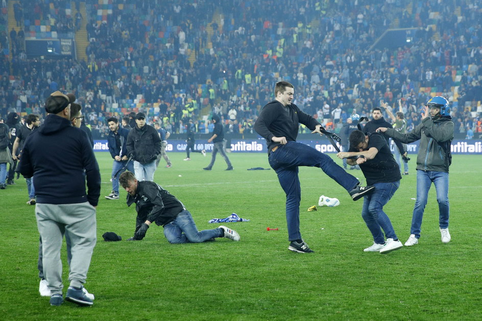 Ultrasi Udinese ruszyli z kijami i pasami na kibiców Napoli