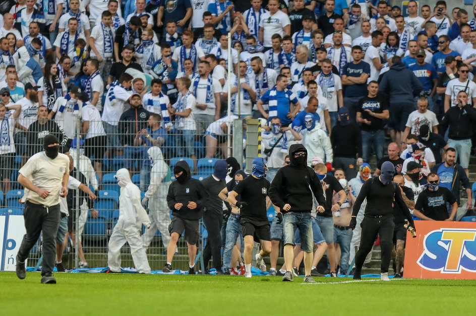 Następnie wkroczyli na murawę boiska w trakcie meczu