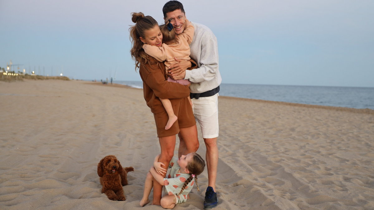 Anna i Robert Lewandowscy z córkami na plaży