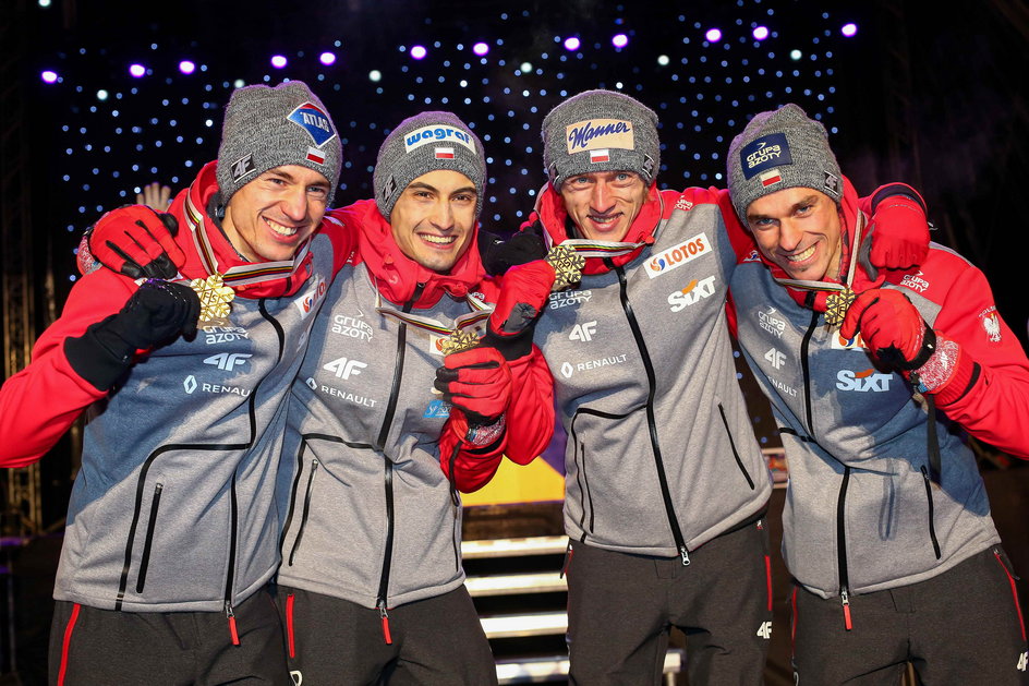 Polacy w składzie Kamil Stoch, Maciej Kot, Dawid Kubacki i Piotr Żyła zdobyli w Lahti w wielkim stylu złoto w drużynie.