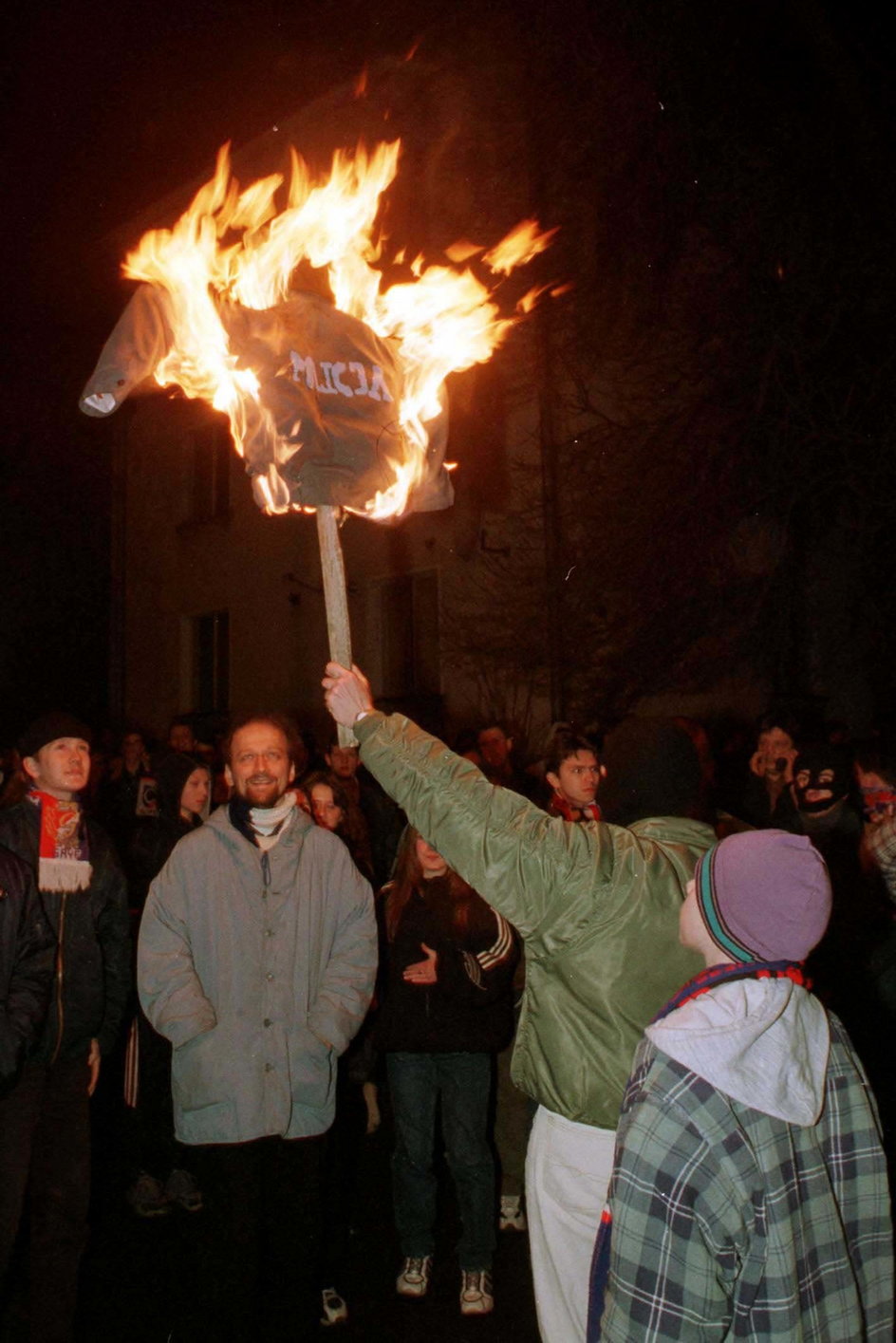 Zamieszki w Słupsku po tragicznej śmierci Przemka Czai. Manifestujący podpalili kukłę policjanta