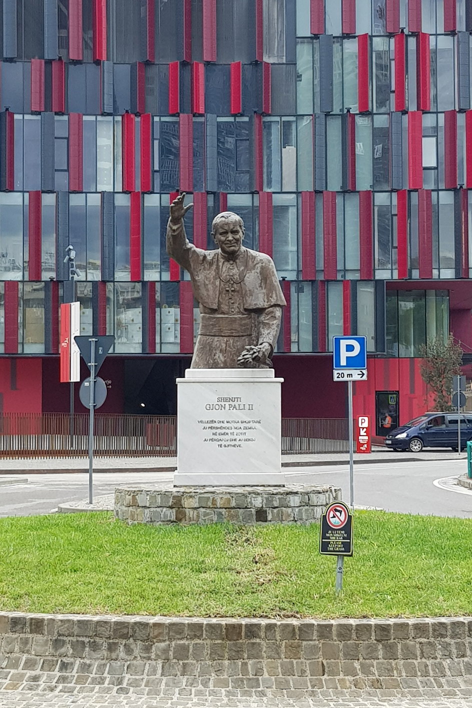 Pomnik Papieża Jana Pawła II przed stadionem w Tiranie
