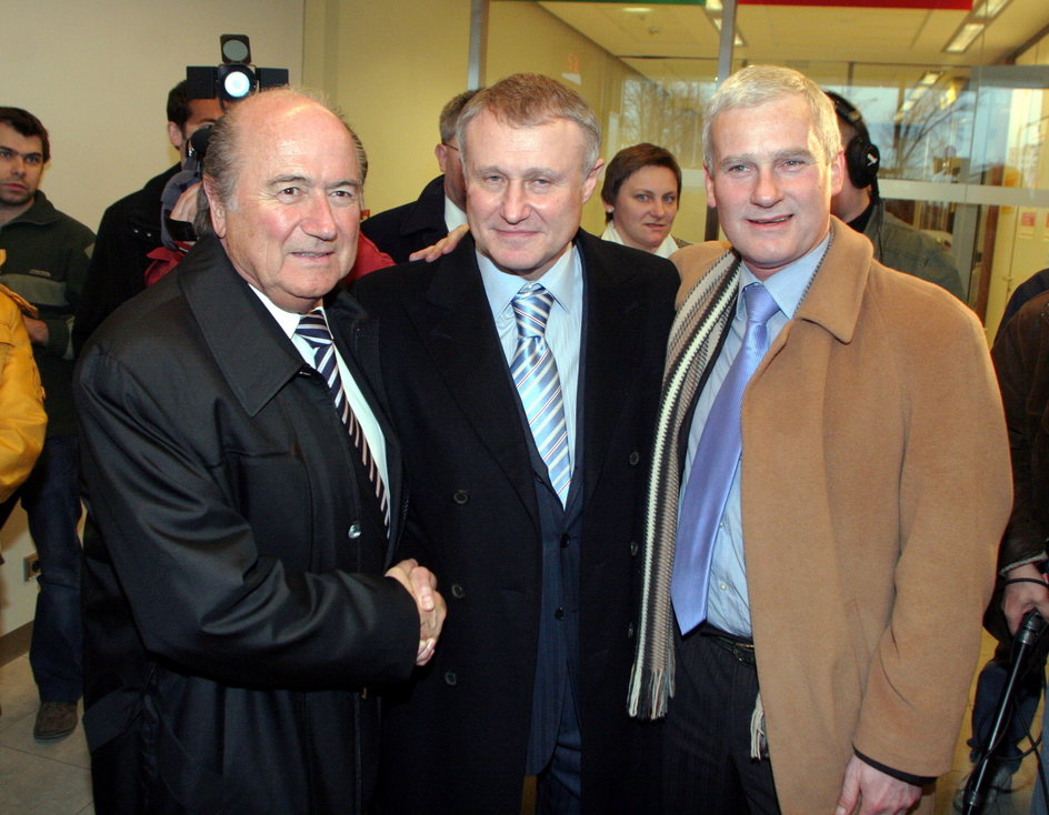 Sepp Blatter (L), Hrihorij Surkis i Michał Listkiewicz (P)