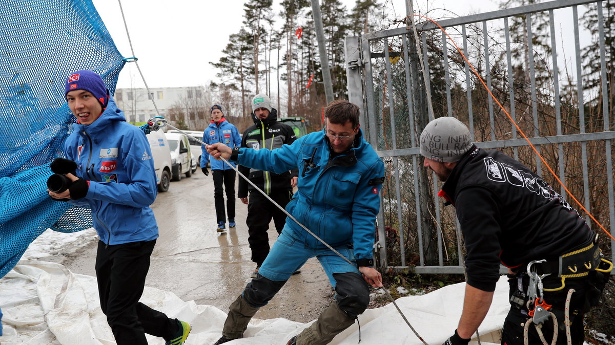 Tak organizatorzy zawodów w Innsbrucku walczyli w środę z siatkami chroniącymi przed wiatrem