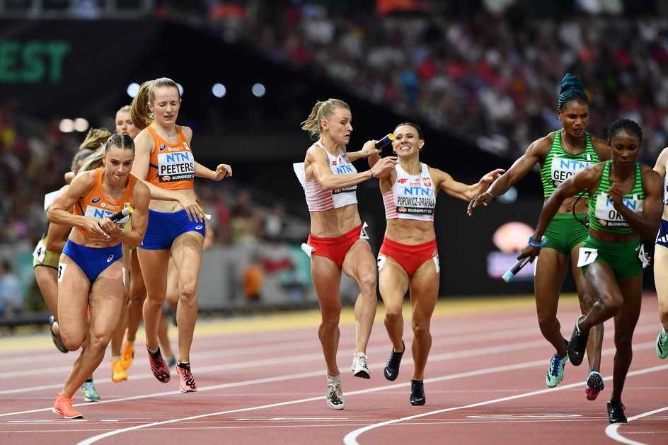 Eliminacje sztafety 4x400 m: Marika Popowicz-Drapała przekazuje pałeczkę Patrycji Wyciszkiewicz-Zawadzkiej