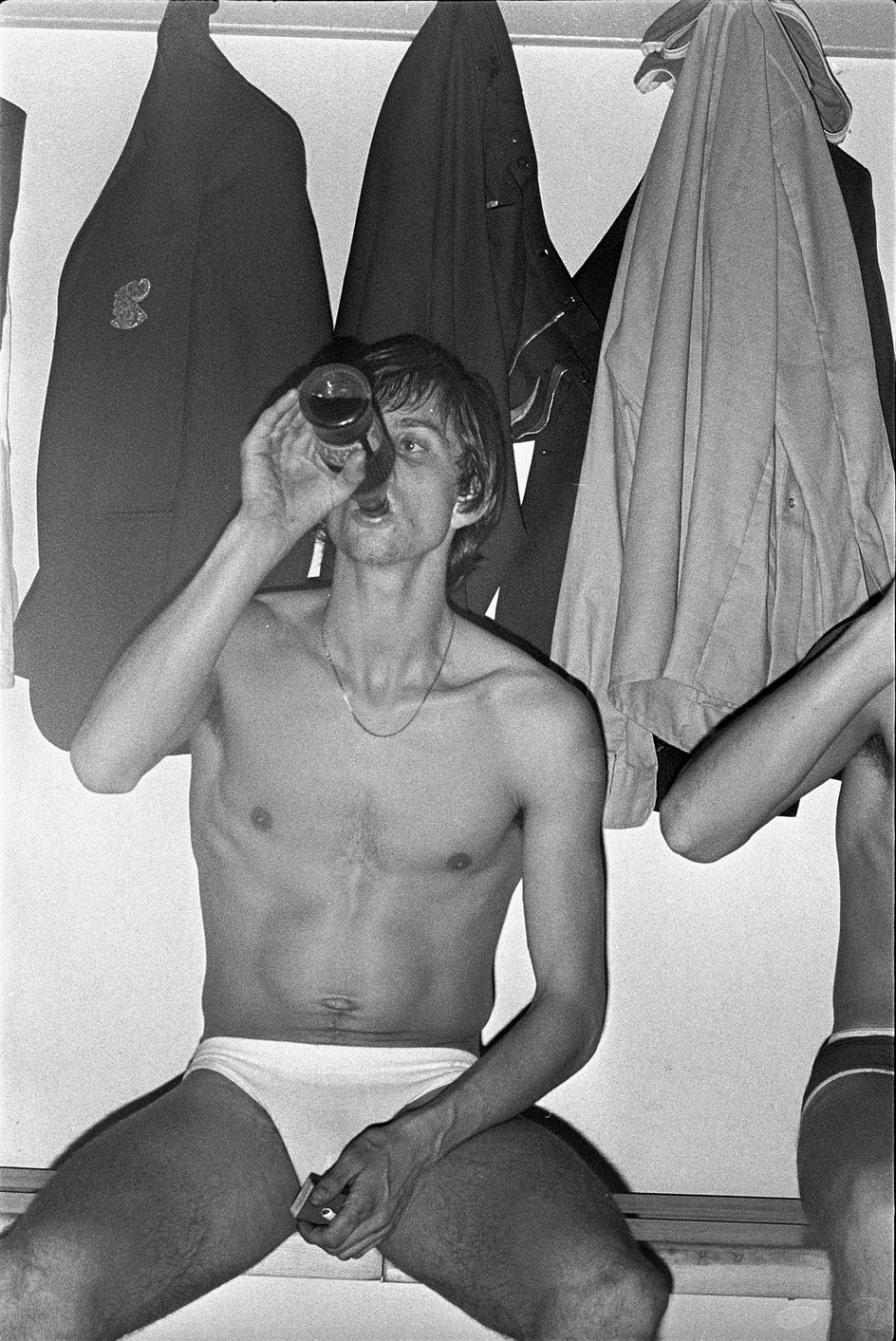 Johan Cruyff po jednym z meczów Ajaksu Amsterdam w 1970 r. W ręce ma już przygotowanego papierosa i zapalniczkę