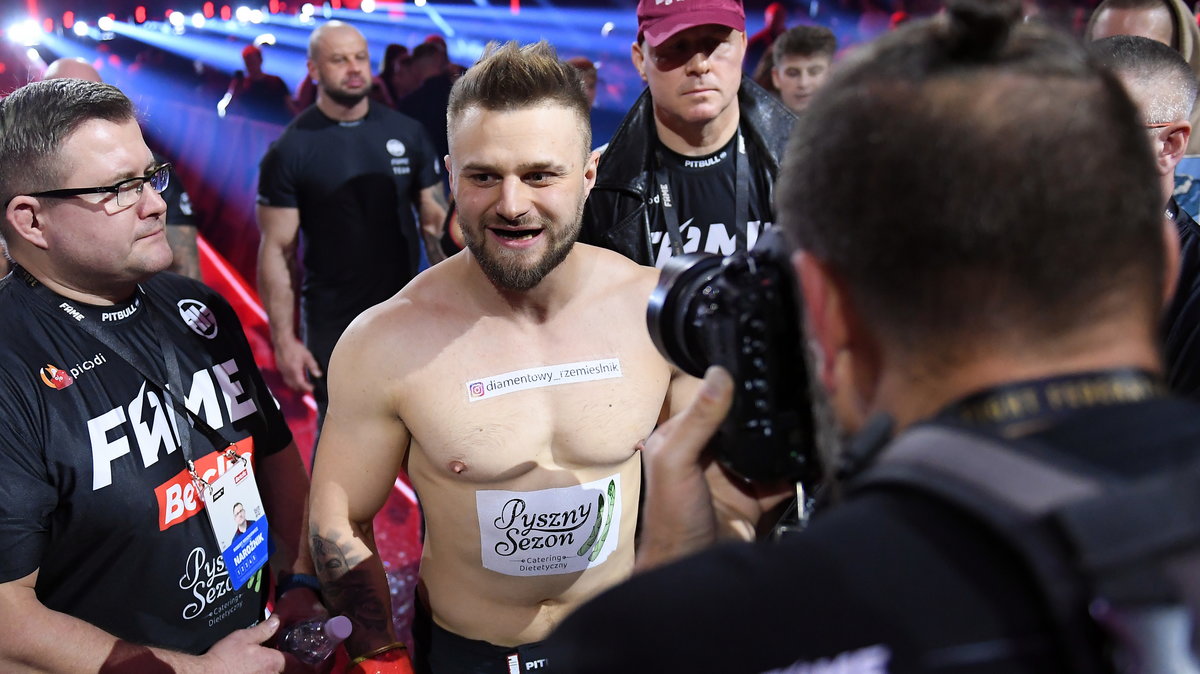 Robert Roszkiewicz, Amadeusz "Ferrari" Roślik oraz Mirosław Okniński podczas gali FAME MMA 16 w Gliwicach. 