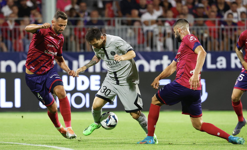 Leo Messi i Mateusz Wieteska (pierwszy z lewej)