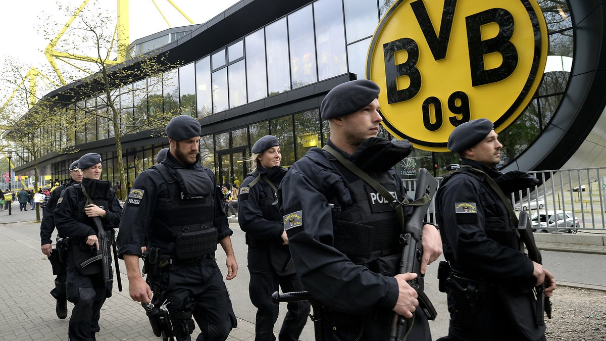 Policja przed Signal Iduna Park 