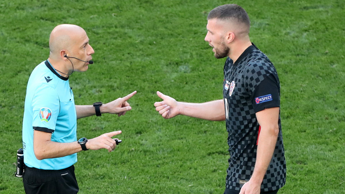 Sędzia Cuneyt Cakir i Ante Rebić