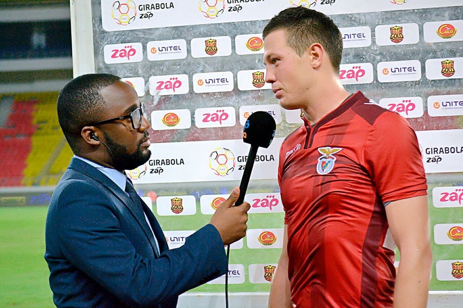 Jacek Magdziński udzielający wywiadu po meczu, gdy grał w Sport Luanda e Benfica