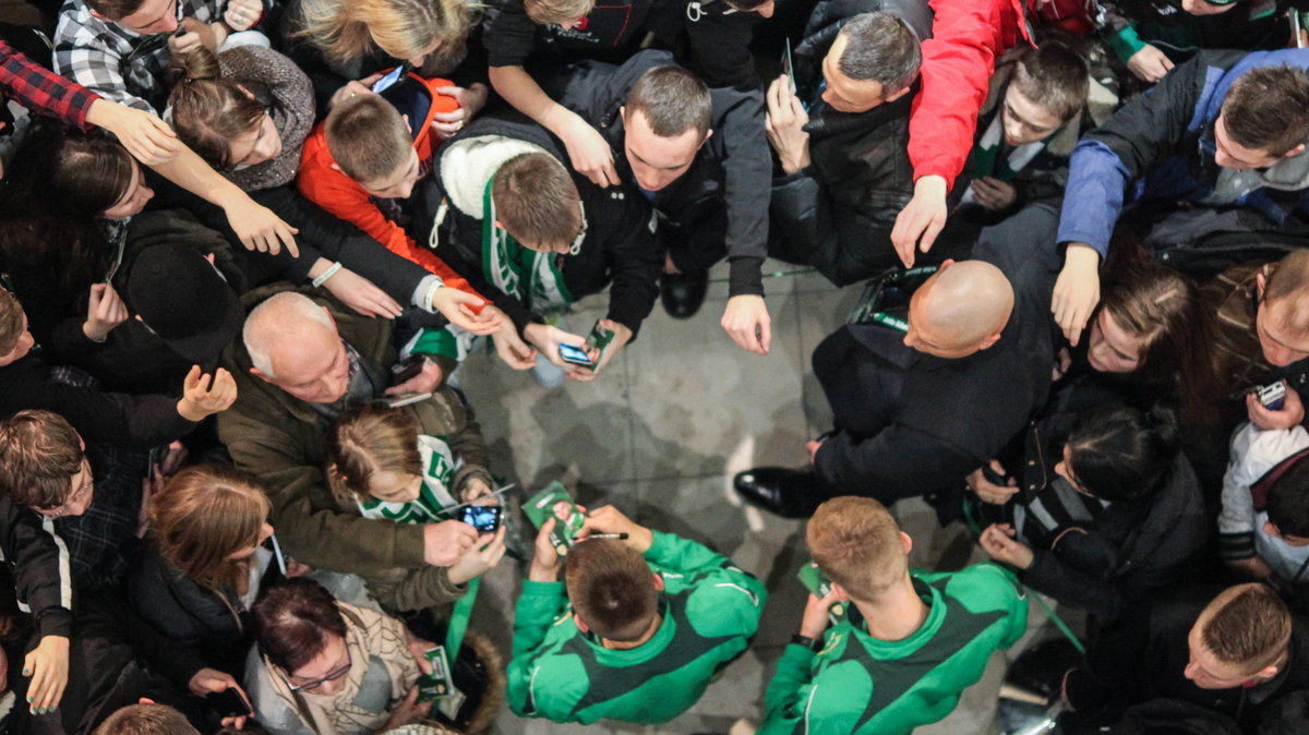 Kolejka po autografy piłkarzy Lechii podczas prezentacji w Galerii Bałtyckiej