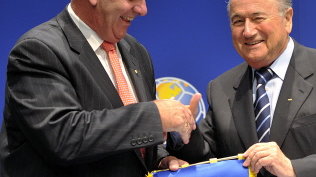 Prezydent FIFA Sepp Blatter (z prawej)