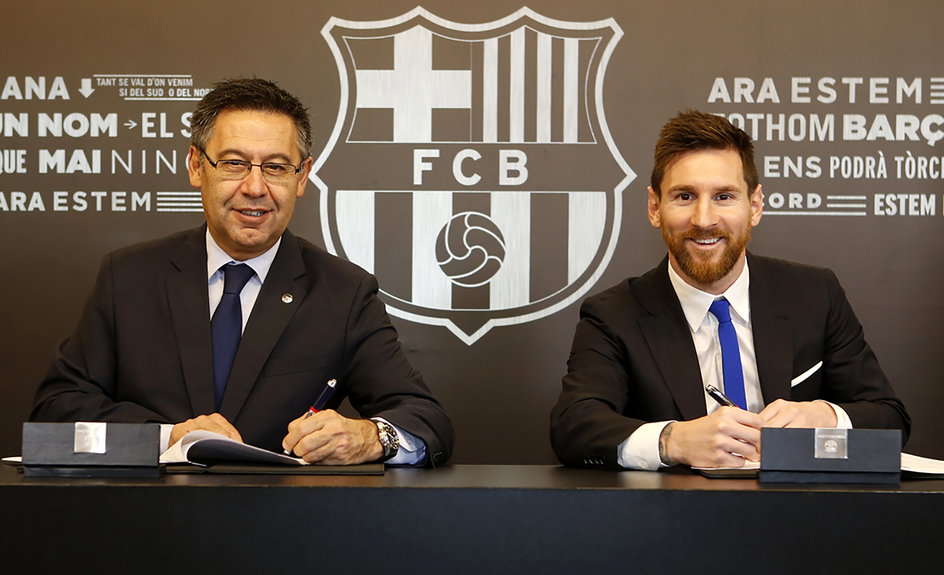 Josep Maria Bartomeu to ostatni prezydent Barcelony. Jego kadencja to pasmo porażek. Leo Messi nie miał zbyt wielu powodów do radości jak na zdjęciu. W stolicy Katalonii liczą, że kolejny sternik klubu będzie zdecydowanie lepiej zarządzać Blaugraną.